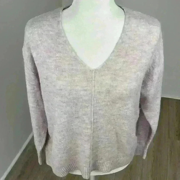H&M Light Pink V-Neck Sweater Size Small - Picture 2 of 8